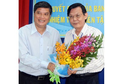 Nguyen Van Dua, Deputy Secretary of Ho Chi Minh City Party Committee (L) offers flowers and congratulates Nguyen TanPhong, new Editor-in-Chief of Sai Gon GIai Phong Newspaper (Photo:SGGP)